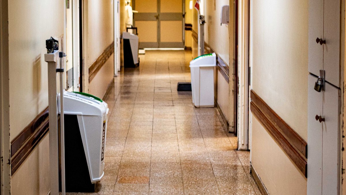 Sötét kórházi folyosó