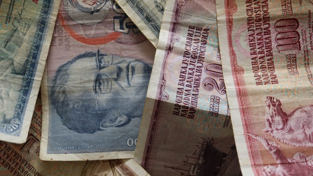 Régi, történelmi bankjegyek egymáson