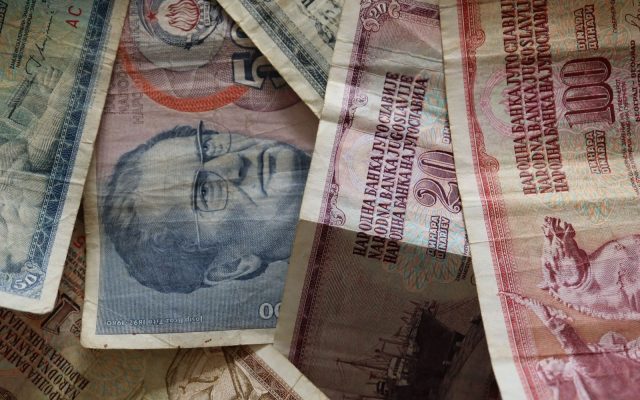 Régi, történelmi bankjegyek egymáson